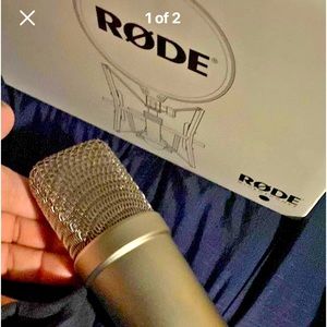 RODE mic + extra long cord + vibration stand.